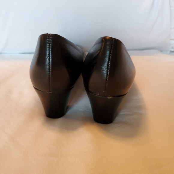 Munro leather dress shoe.  Size 8SS - Picture 3 of 3